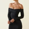 Rosanna schulterfreies, gerafftes Bodycon-Minikleid in Schwarz Rosanna schulterfreies, gerafftes Bodycon-Minikleid in Schwarz