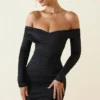 Rosanna schulterfreies, gerafftes Bodycon-Minikleid in Schwarz Rosanna schulterfreies, gerafftes Bodycon-Minikleid in Schwarz