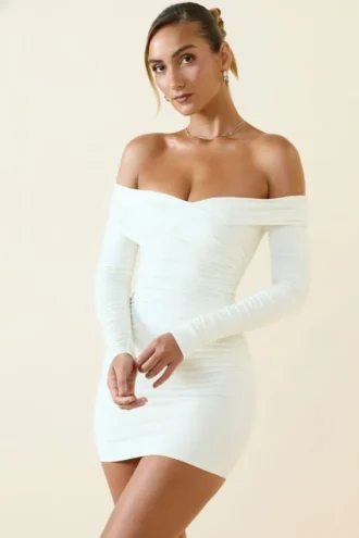 Rosanna schulterfreies, gerafftes Bodycon-Minikleid in Vanille