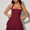 Rosaria Asymmetrisches, gestuftes Neckholder-Minikleid in Weinrot