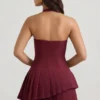Rosaria Asymmetrisches, gestuftes Neckholder-Minikleid in Weinrot