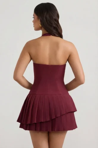 Rosaria Asymmetrisches, gestuftes Neckholder-Minikleid in Weinrot