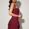 Rosaria Asymmetrisches, gestuftes Neckholder-Minikleid in Weinrot