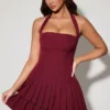 Rosaria Asymmetrisches, gestuftes Neckholder-Minikleid in Weinrot