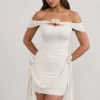 Roselle Minikleid mit Blumenverzierung, schulterfreiem Ausschnitt und Rüschen in Elfenbein