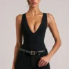 Rumi Bodys mit tiefem Ausschnitt und Neckholder in Schwarz