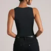 Rumi Bodys mit tiefem Ausschnitt und Neckholder in Schwarz