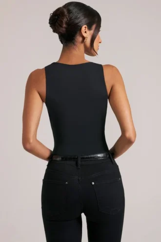 Rumi Bodys mit tiefem Ausschnitt und Neckholder in Schwarz