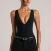 Rumi Bodys mit tiefem Ausschnitt und Neckholder in Schwarz