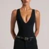 Rumi Bodys mit tiefem Ausschnitt und Neckholder in Schwarz