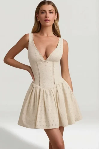 Sabina A-Linien-Minikleid mit Broderie-Anglaise-Verzierung und Schleife in Elfenbein Sabina A-Linien-Minikleid mit Broderie-Anglaise-Verzierung und Schleife in Elfenbein