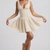 Sabina A-Linien-Minikleid mit Broderie-Anglaise-Verzierung und Schleife in Elfenbein