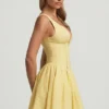 Sabina A-Linien-Minikleid mit Broderie-Anglaise-Verzierung und Schleife in Pastellgelb Sabina A-Linien-Minikleid mit Broderie-Anglaise-Verzierung und Schleife in Pastellgelb