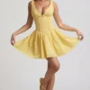 Sabina A-Linien-Minikleid mit Broderie-Anglaise-Verzierung und Schleife in Pastellgelb Sabina A-Linien-Minikleid mit Broderie-Anglaise-Verzierung und Schleife in Pastellgelb