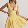 Sabina A-Linien-Minikleid mit Broderie-Anglaise-Verzierung und Schleife in Pastellgelb Sabina A-Linien-Minikleid mit Broderie-Anglaise-Verzierung und Schleife in Pastellgelb