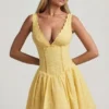 Sabina A-Linien-Minikleid mit Broderie-Anglaise-Verzierung und Schleife in Pastellgelb Sabina A-Linien-Minikleid mit Broderie-Anglaise-Verzierung und Schleife in Pastellgelb
