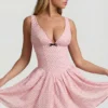 Sabina A-Linien-Minikleid mit Schleifendetail in rosa Polka-Dots Sabina A-Linien-Minikleid mit Schleifendetail in rosa Polka-Dots