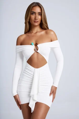 Saffron Off-Shoulder-Minikleid mit Cut-outs und Metallverzierungen in Weiß