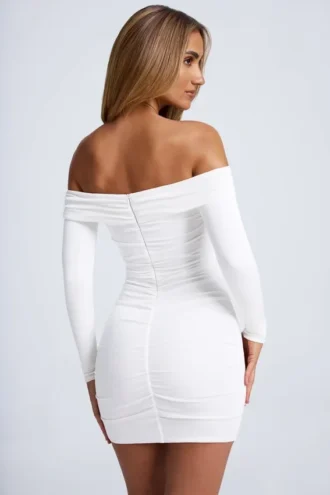 Saffron Off-Shoulder-Minikleid mit Cut-outs und Metallverzierungen in Weiß
