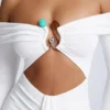 Saffron Off-Shoulder-Minikleid mit Cut-outs und Metallverzierungen in Weiß