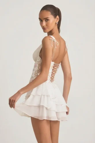 Sakura-Minikleid mit Rüschen und Verzierungen in Elfenbein