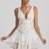 Sakura-Minikleid mit Rüschen und Verzierungen in Elfenbein