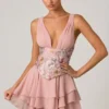 Sakura-Minikleid mit Rüschen und Verzierungen in Floral Pink