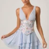 Sakura Minikleid mit Rüschenverzierung in Blumenblau Sakura Minikleid mit Rüschenverzierung in Blumenblau
