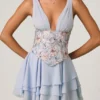 Sakura Minikleid mit Rüschenverzierung in Blumenblau Sakura Minikleid mit Rüschenverzierung in Blumenblau