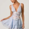 Sakura Minikleid mit Rüschenverzierung in Blumenblau Sakura Minikleid mit Rüschenverzierung in Blumenblau