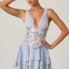 Sakura Minikleid mit Rüschenverzierung in Blumenblau Sakura Minikleid mit Rüschenverzierung in Blumenblau