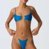 Sanibel Bikini-Oberteil mit Kettenverzierung und Cut-outs in Ozeanblau Sanibel Bikini-Oberteil mit Kettenverzierung und Cut-outs in Ozeanblau