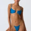 Sanibel Bikini-Oberteil mit Kettenverzierung und Cut-outs in Ozeanblau Sanibel Bikini-Oberteil mit Kettenverzierung und Cut-outs in Ozeanblau