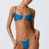 Sanibel Bikini-Oberteil mit Kettenverzierung und Cut-outs in Ozeanblau Sanibel Bikini-Oberteil mit Kettenverzierung und Cut-outs in Ozeanblau