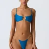 Sanibel Bikini-Oberteil mit Kettenverzierung und Cut-outs in Ozeanblau Sanibel Bikini-Oberteil mit Kettenverzierung und Cut-outs in Ozeanblau