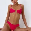 Sanibel Bikinioberteil mit Kettenverzierung und Cut-outs in Himbeerrosa Sanibel Bikinioberteil mit Kettenverzierung und Cut-outs in Himbeerrosa