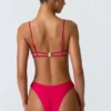 Sanibel Bikinioberteil mit Kettenverzierung und Cut-outs in Himbeerrosa Sanibel Bikinioberteil mit Kettenverzierung und Cut-outs in Himbeerrosa