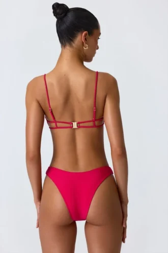 Sanibel Bikinioberteil mit Kettenverzierung und Cut-outs in Himbeerrosa