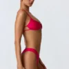 Sanibel Bikinioberteil mit Kettenverzierung und Cut-outs in Himbeerrosa Sanibel Bikinioberteil mit Kettenverzierung und Cut-outs in Himbeerrosa