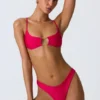 Sanibel Bikinioberteil mit Kettenverzierung und Cut-outs in Himbeerrosa Sanibel Bikinioberteil mit Kettenverzierung und Cut-outs in Himbeerrosa