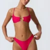 Sanibel Bikinioberteil mit Kettenverzierung und Cut-outs in Himbeerrosa Sanibel Bikinioberteil mit Kettenverzierung und Cut-outs in Himbeerrosa