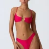 Sanibel Bikinioberteil mit Kettenverzierung und Cut-outs in Himbeerrosa Sanibel Bikinioberteil mit Kettenverzierung und Cut-outs in Himbeerrosa