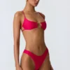 Sanibel Bikinioberteil mit Kettenverzierung und Cut-outs in Himbeerrosa Sanibel Bikinioberteil mit Kettenverzierung und Cut-outs in Himbeerrosa