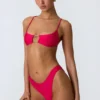 Sanibel Bikinioberteil mit Kettenverzierung und Cut-outs in Himbeerrosa Sanibel Bikinioberteil mit Kettenverzierung und Cut-outs in Himbeerrosa