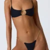 Sanibel Bikinioberteil mit Kettenverzierung und Cut-outs in Schwarz Sanibel Bikinioberteil mit Kettenverzierung und Cut-outs in Schwarz
