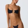 Sanibel Bikinioberteil mit Kettenverzierung und Cut-outs in Schwarz Sanibel Bikinioberteil mit Kettenverzierung und Cut-outs in Schwarz