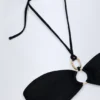 Savai Bikini-Oberteil mit Rüschen und Metallverzierung in Schwarz Savai Bikini-Oberteil mit Rüschen und Metallverzierung in Schwarz