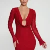 Schönes langärmeliges Minikleid mit tiefem Ausschnitt in Rot