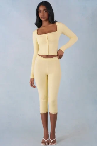 Selene Strick-Caprihose mit mittlerer Leibhöhe in Buttergelb Selene Strick-Caprihose mit mittlerer Leibhöhe in Buttergelb