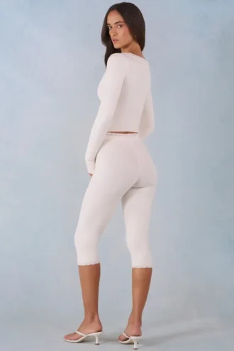 Selene Strick-Caprihose mit mittlerer Leibhöhe in Elfenbein